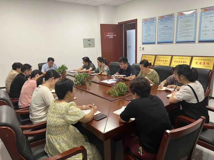 临渭法院召开刑事审判质效讲评会。