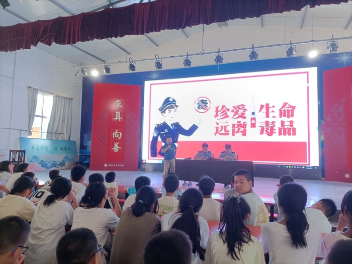 近日，蒲城县公安局桥陵派出所组织民警深入辖区学校开展法治宣传进校园活动。