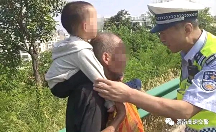 七旬老人肩扛幼孙在高速路逆向步行，渭南高速交警及时救助暖心送其回家。