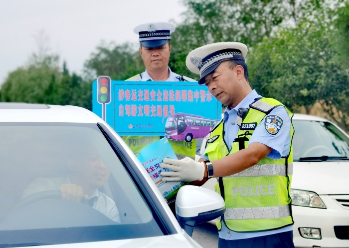 白水交警走进辖区仓颉庙景区开展自驾游文明交通劝导宣传教育活动。