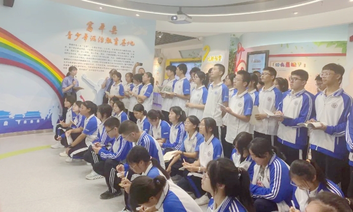 富平中学60余名师生走进富平县青少年法治教育基地开展法治教学之旅。