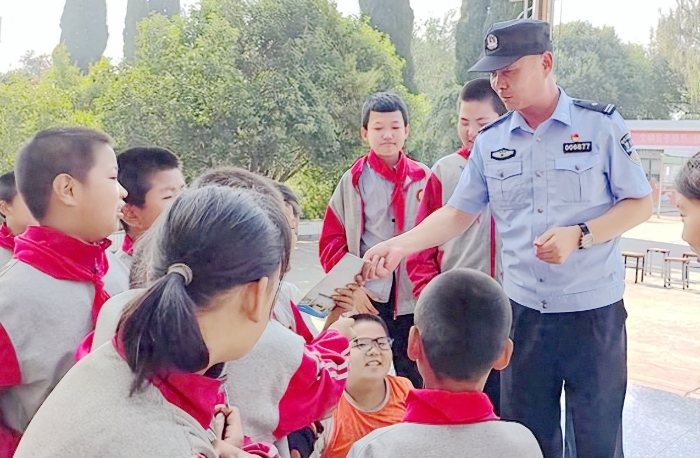 澄城公安走进学校开展以“预防未成年人犯罪”为主题的“开学第一课”。