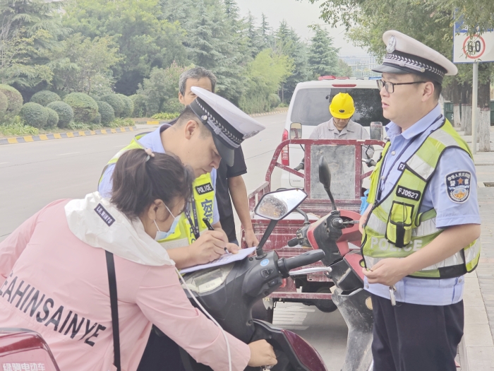 华州公安交警持续开展一盔一带专项整治行动。