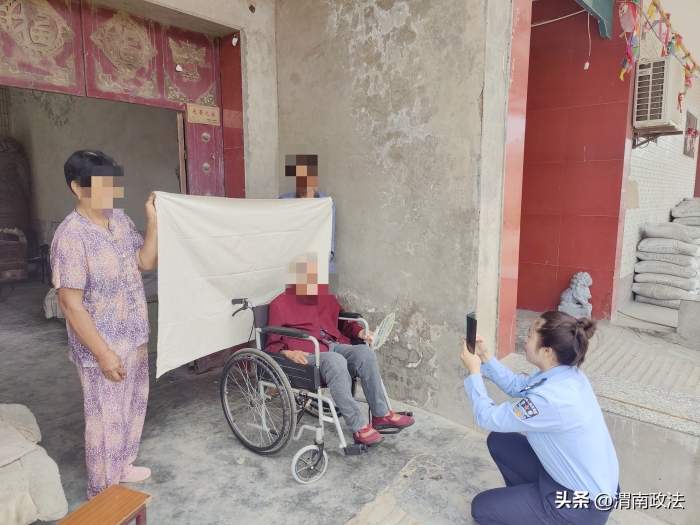 合阳公安上门为行动不便老人办证。