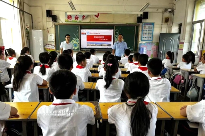 渭南市公安局華州分局禁毒大隊聯合區教育科學技術局在渭南市華州區城關小學開展“開學第一課”毒品預防教育活動。
