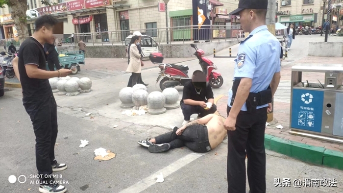 男子醉臥路邊，澄城公安巡特警及時救助。