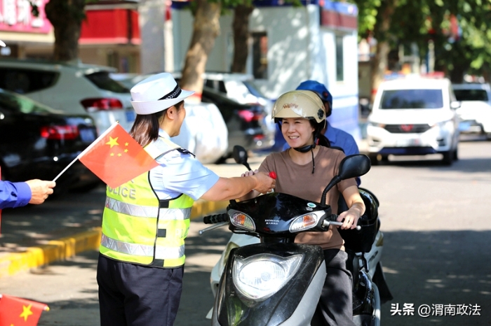潼关县公安局交警大队城区中队组织民警在辖区主要城市干道和十字路口开展“一盔一带”秋季交通安全守护行动。