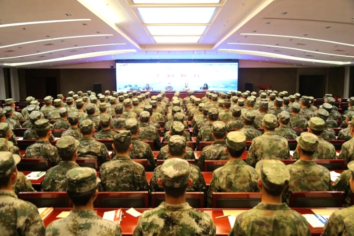 渭南中院法官干警联合涉军维权法律服务中心工作人员，前往渭南市临渭区预定新兵役前教育训练点开展“送法进军营”活动。