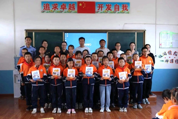 合阳法院同家庄法庭前往百良镇北尹小学开展“普法进校园 携手向未来”主题普法活动。