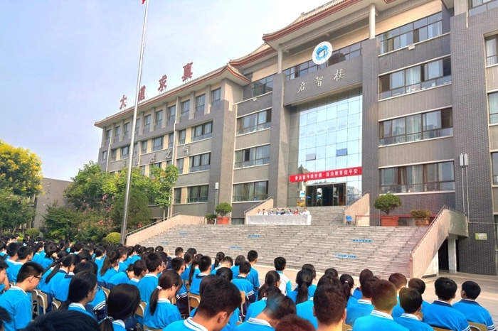 韩城市人民检察院联动市司法局、交警大队、消防部门共同走进初中校园为师生们讲授普法课。