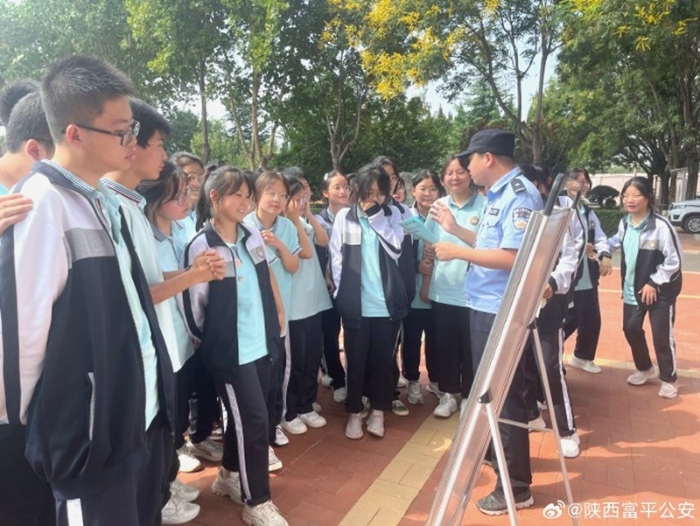 富平公安曹村派出所民警走进辖区曹村中学开展“开学第一课”普法安全宣传活动。
