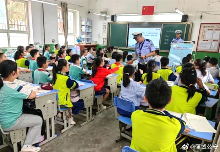 蒲城公安交管大队民警走进古镇小学开展交通安全宣传活动。。