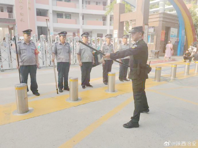 临渭巡特警大队组织开展警校突发事件处置演练。