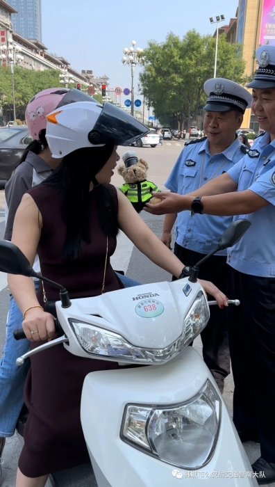 韩城市公安局交警大队开展“我与警熊有个约定：守法骑行，戴好头盔”交通安全宣传主题活动.