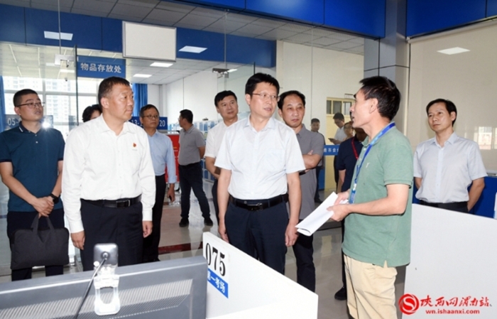 省司法厅党组成员、副厅长郝茂成，渭南市副市长、市公安局局长魏重光等领导先后到考区检查指导考试工作。记者 许艾学 摄
