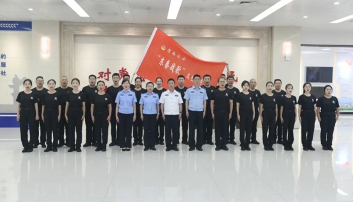 市公安局举行文艺小分队走基层慰问演出出征仪式。