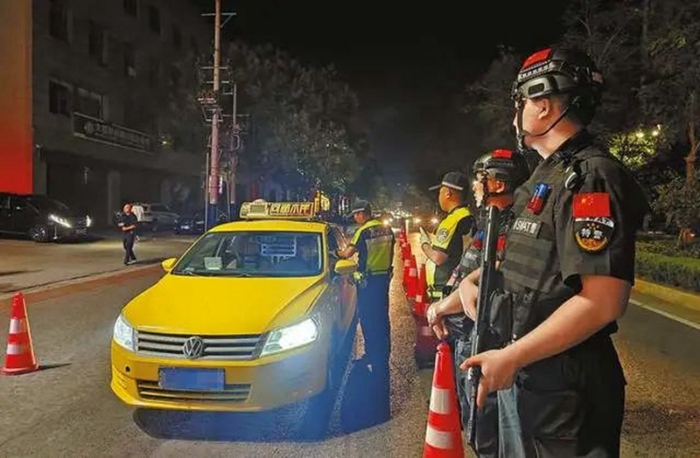 渭南交警嚴查交通違法行為。