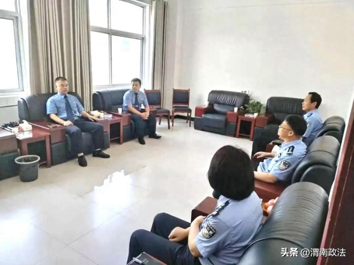 华阴市人民检察院党组书记、检察长燕崇纲到华阴市看守所检查工作。