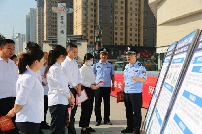 臨渭公安分局網安大隊開展2023年網絡安全宣傳周“法治日”宣傳活動。