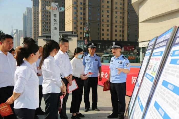 临渭公安分局网安大队开展2023年网络安全宣传周“法治日”宣传活动。