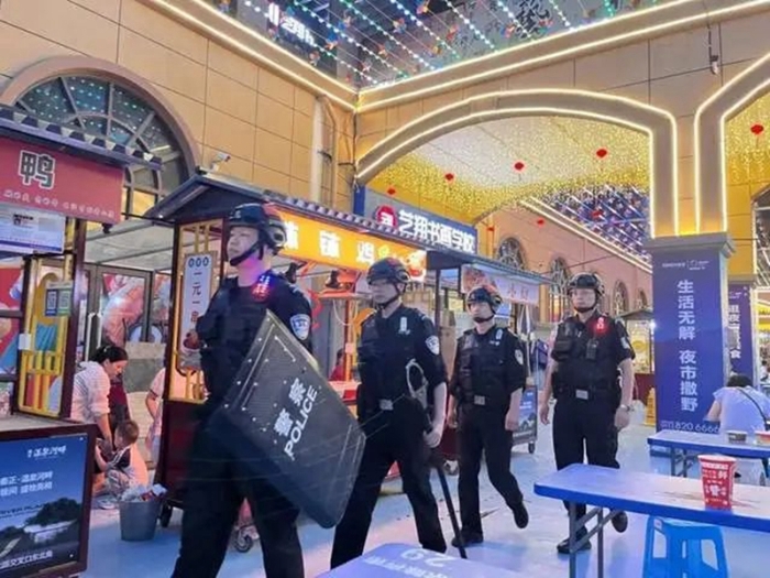 富平公安在秦正夜市开展步巡。