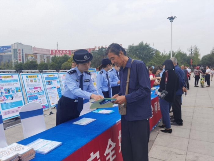 蒲城公安局开展第十届网络安全宣传周集中宣传活动。