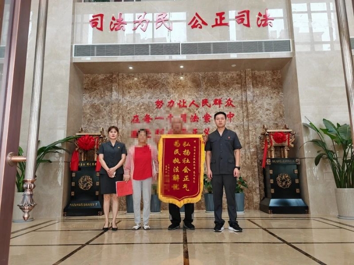   9月18日上午，臨渭區人民法院執四團隊收到了當事人送來的錦旗及感謝信。