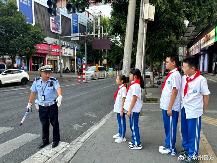 华州公安交警邀请城关小学十余名小学生在灯塔十字，开展别具特色“我是小交警，安全伴我行”道路交通安全课堂。