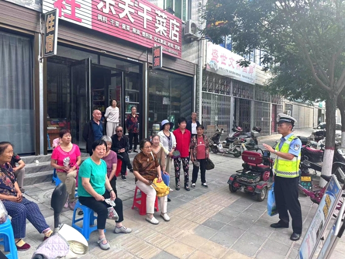 富平交警开展“美丽乡村行”交通安全宣传活动。