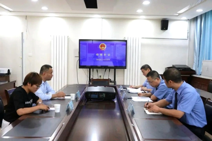 澄城县人民检察院对12名受侵害的当事人举行司法救助听证会。