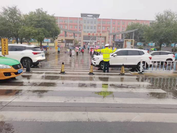 華州交警雨中“助學崗”守護學生平安入校。