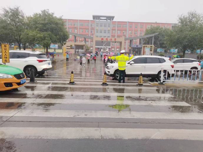 华州交警雨中“助学岗”守护学生平安入校。