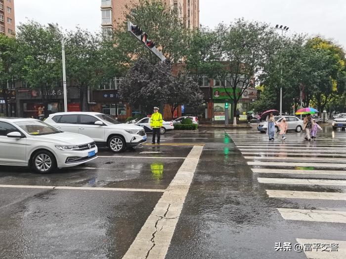富平交警雨中护航群众平安出行。