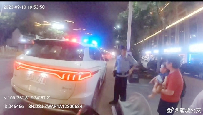 蒲城民警紧急护送发烧幼童就医。