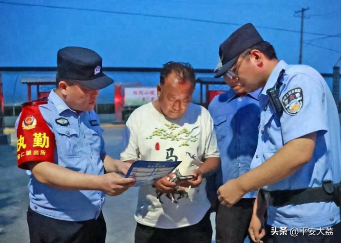 大荔县公安局安仁派出所民辅警在傍晚农闲时走进田间农家开展防范电信诈骗宣传活动。