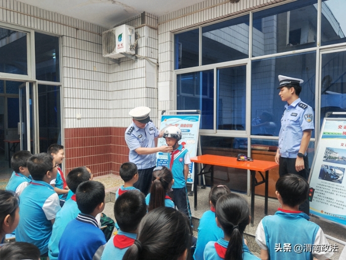 韩城市公安局交警大队组织民警走进辖区附近金贝贝家政开展交通安全宣传。