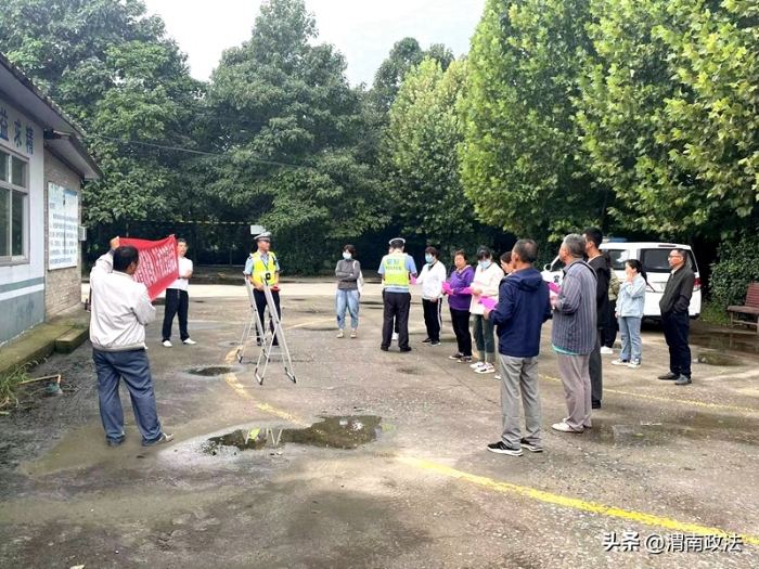 富平交警走进驾校开展交通安全宣传活动。
