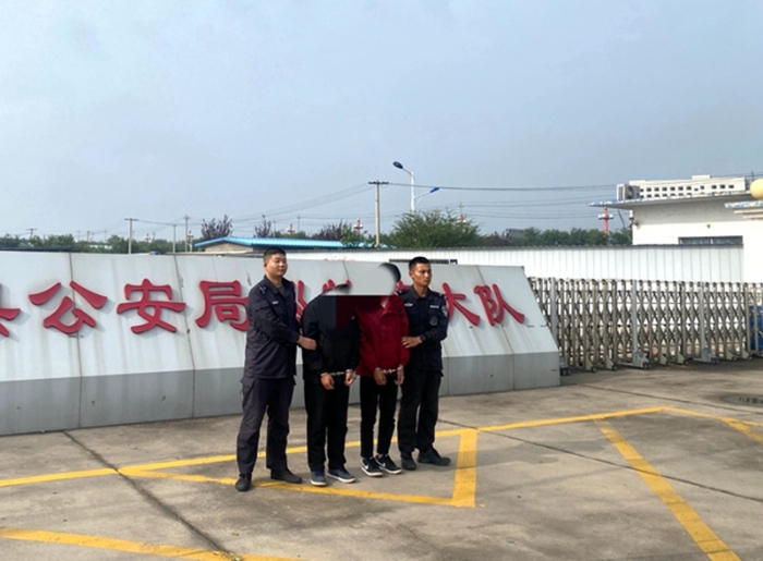 拉车门行窃 2名嫌疑人被澄城巡特警当场抓获。