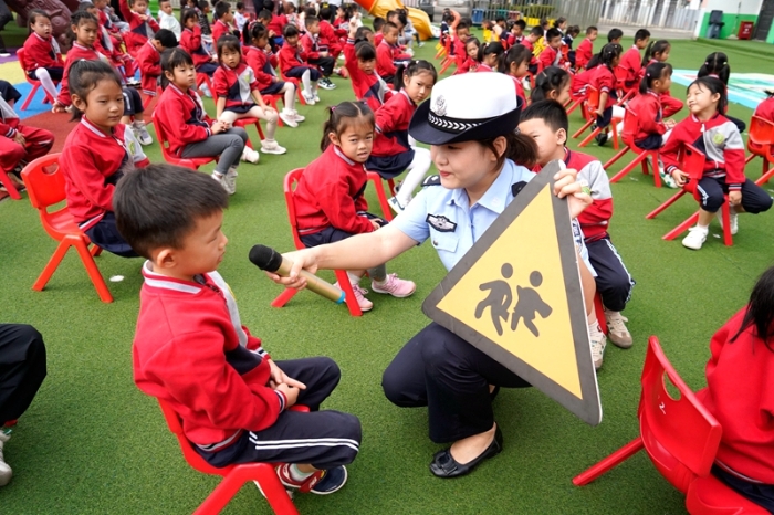 华州公安交警双节前进校园讲安全。