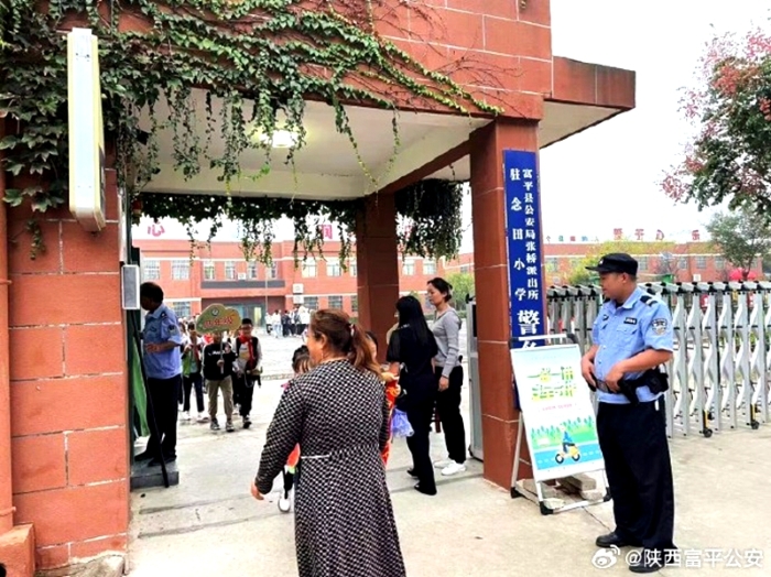 富平公安张桥派出所民辅警在辖区学校开展常态化“护学岗”。
