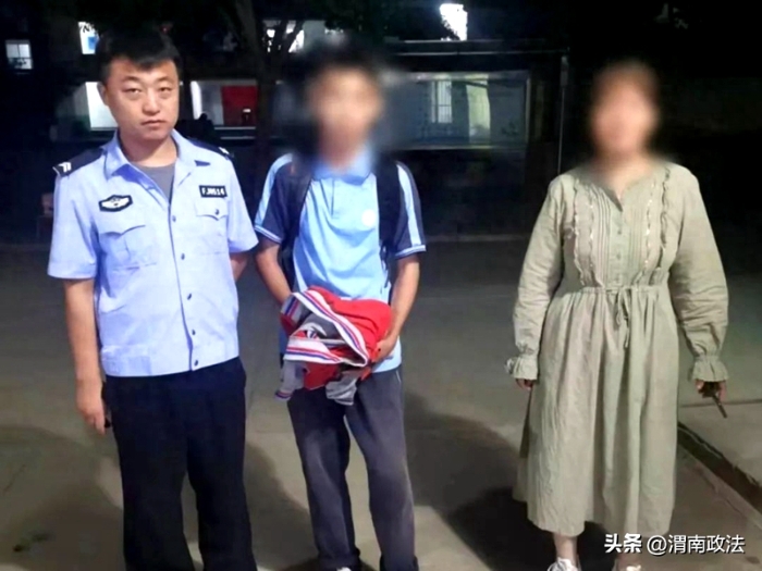 少年负气离家出走，大荔民警耐心劝导后送其回家。