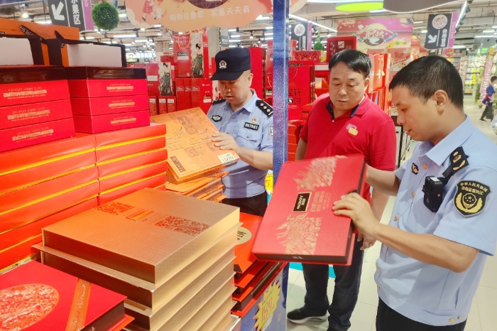 渭南市公安局华州分局环食药侦大队联合区市场监管局开展节前食品安全专项检查。