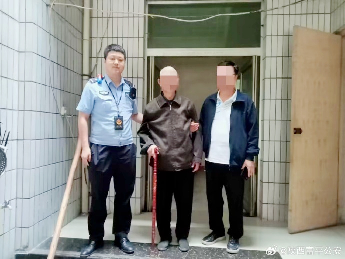 富平公安暖心救助迷路老人并将其安全送回家。