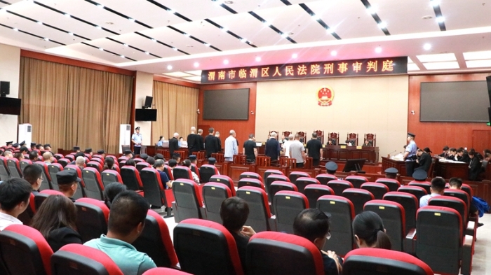 临渭法院公开开庭审理郑某某等14人涉黑案。