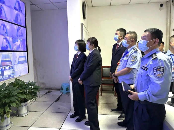 临渭区人民检察院与临渭区看守所、驻所武警中队联合开展双节前安全大检查。