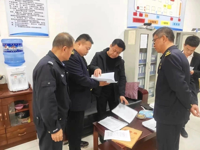 合阳交警深入客运企业开展国庆节前安全检查工作。
