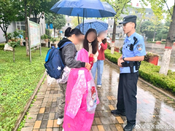 富平公安紧急出动，寻回走失孩童。