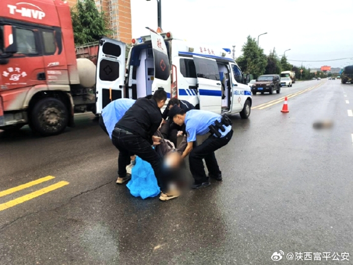 富平民警巡逻途中救助受伤群众。