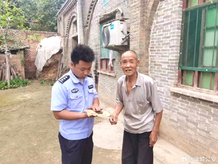 赵大爷主动向蒲城公安桥陵派出所上交了4发步枪子弹。