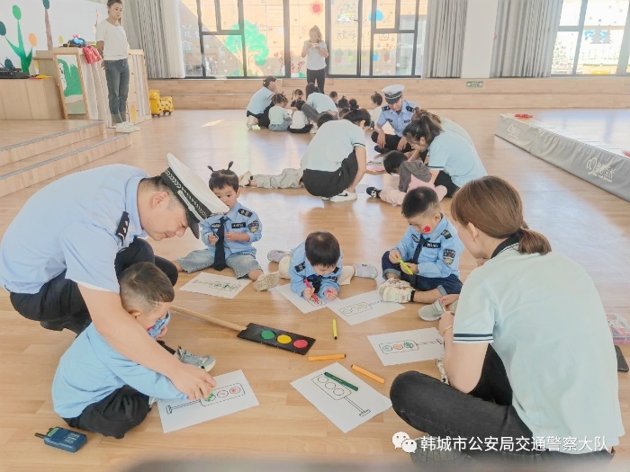 韩城交警走进奥格成长托育培训学校开展交通安全宣讲活动。